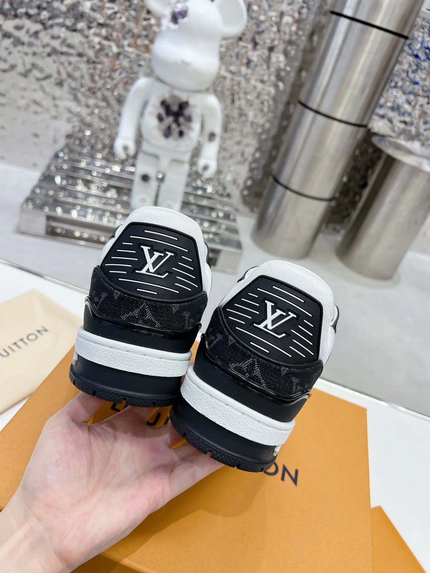 👟👟Ex-factory price 840👟👟 LV top version 2023 new model. Purchasing quality LV~Louis Vuitton Lv TRAINER's best-looking sneakers, Donkey Brand strongly recommends new products, official website limited edition retro basketball sneakers! Both high-cut and low-cut products cost money to purchase an accurate 1:1 replica of the original version. The details are invincible and full of sincerity. The imported and customized original cowhide leather is the same as the original version. The details are 100% restored. The private model customizes the original one-piece T👟👟 ex-factory price U outsole. It is different from other brands. Without the original version, this effect cannot be achieved!    Men's and women's models 35-40 39-45 (45 and 46 are customized and cannot be returned or exchanged)